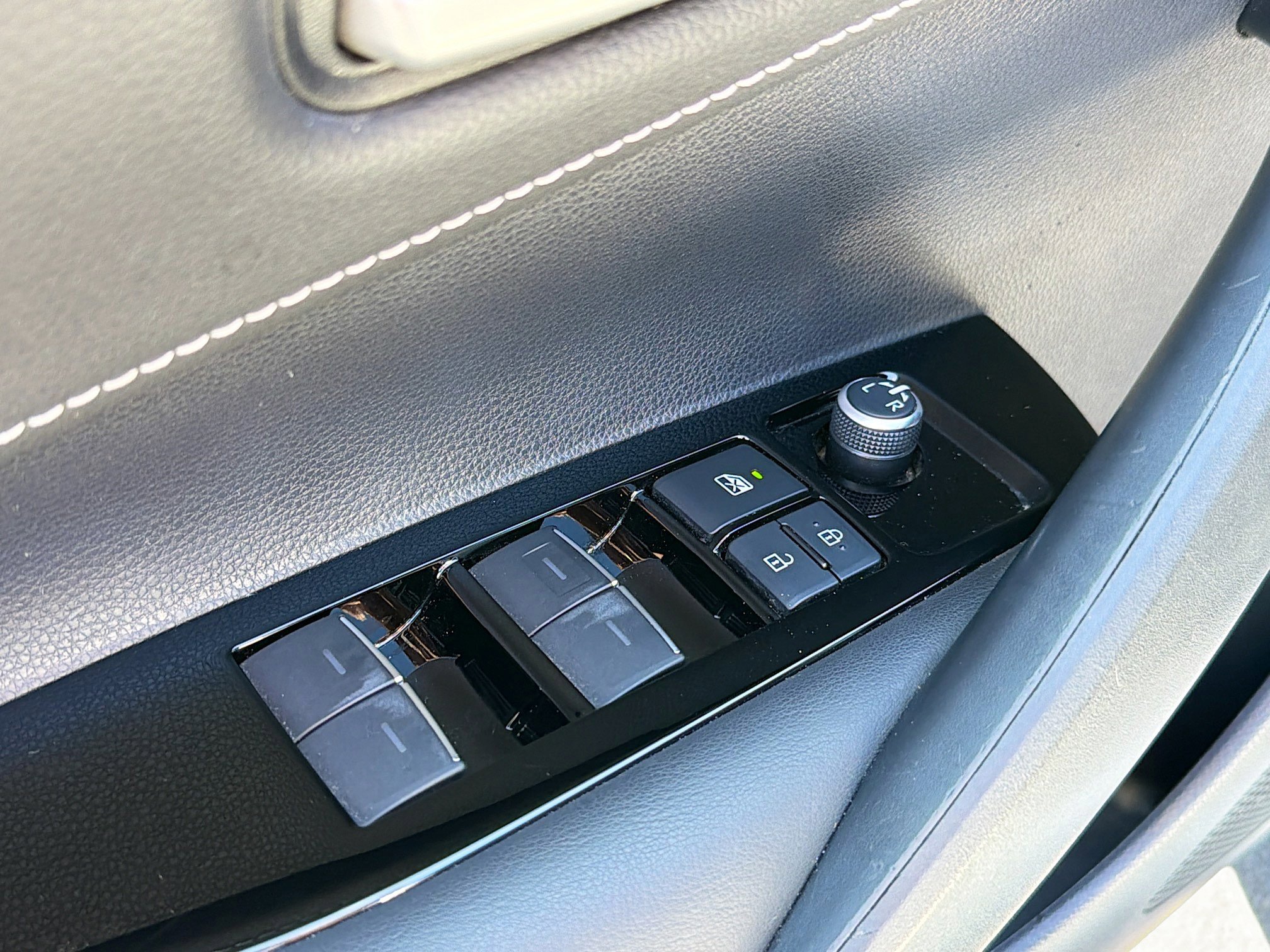 Used 2021 Toyota Corolla SE w/ SE Preferred Package FWD image 7