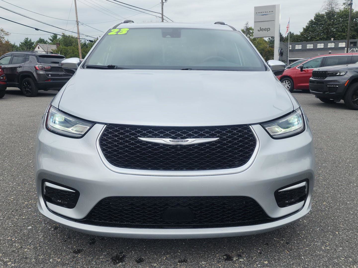 Used 2023 Chrysler Pacifica Pinnacle image 2