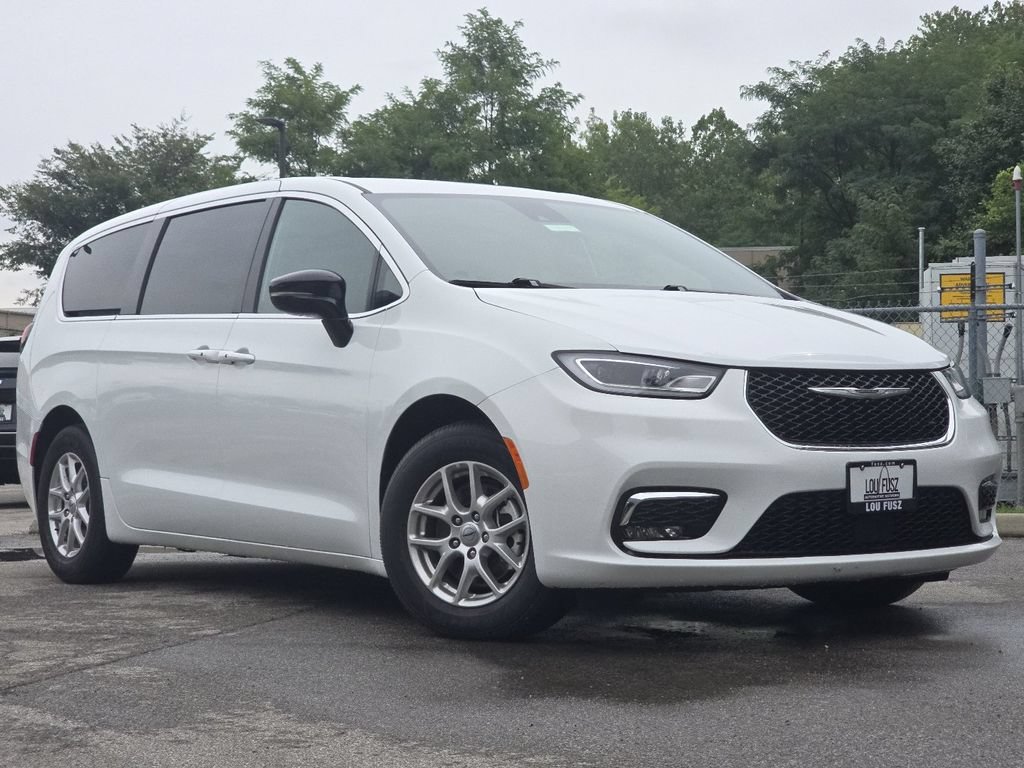 Used 2025 Chrysler Pacifica Select