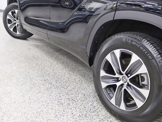 Used 2020 Toyota Highlander XLE AWD/4WD image 12