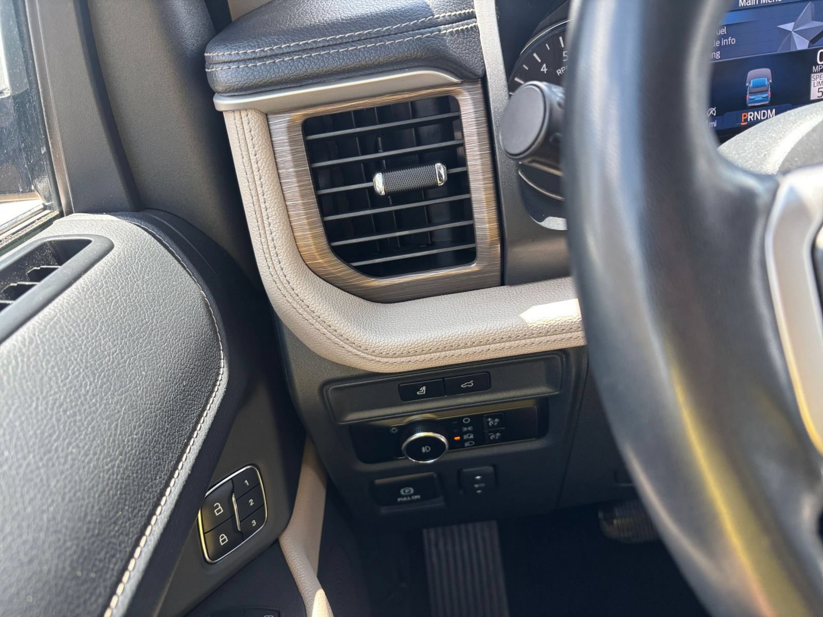 Used 2024 Ford Expedition Limited AWD/4WD image 38