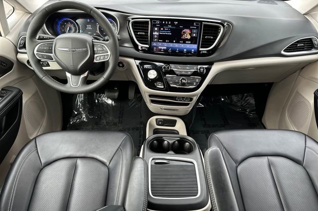 Certified 2024 Chrysler Pacifica Touring-L image 4
