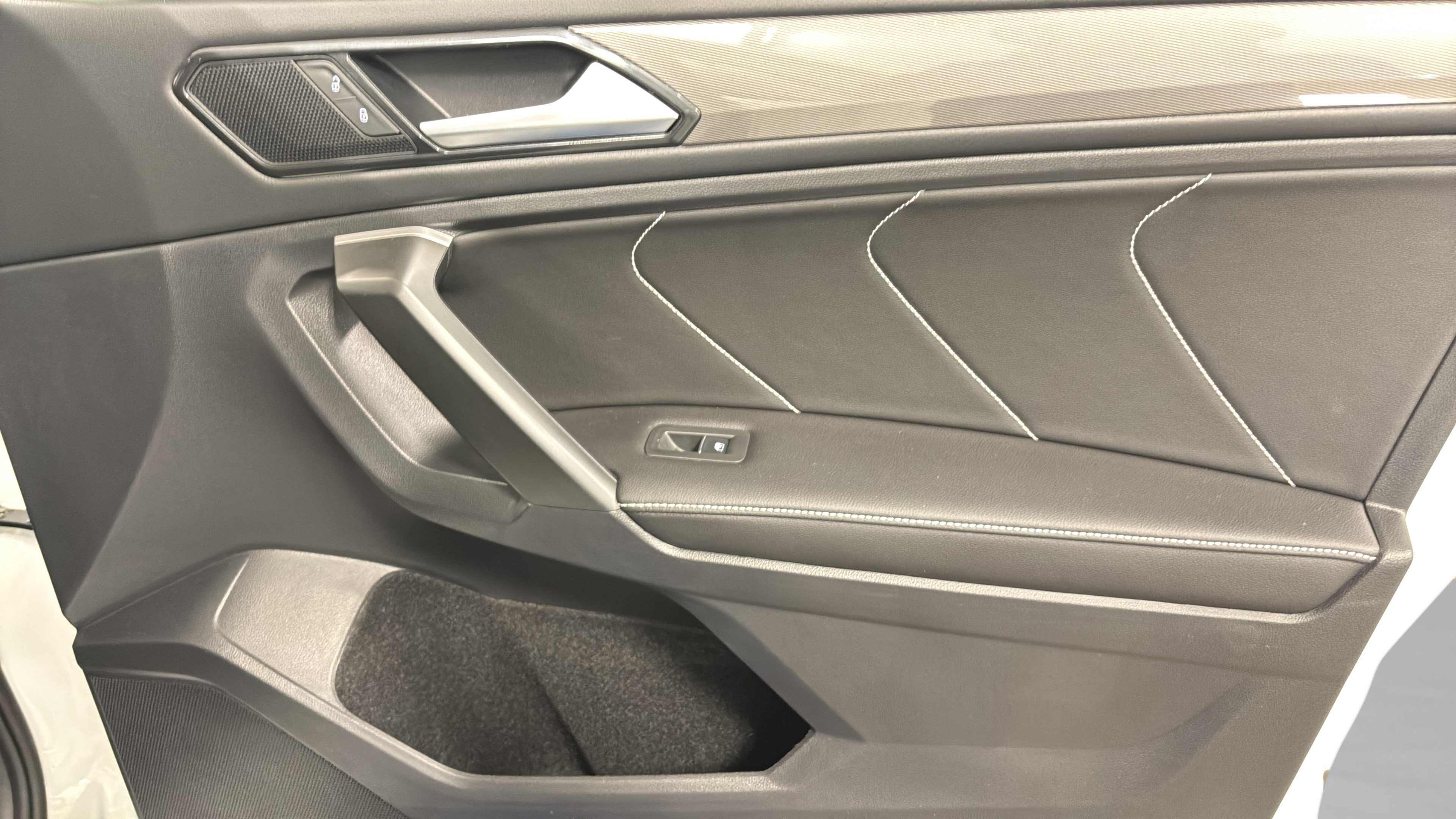 Used 2024 Volkswagen Tiguan SE FWD image 22
