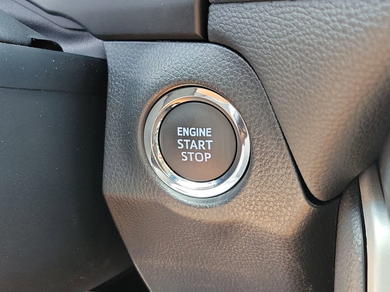 Used 2022 Toyota RAV4 XLE Premium image 30