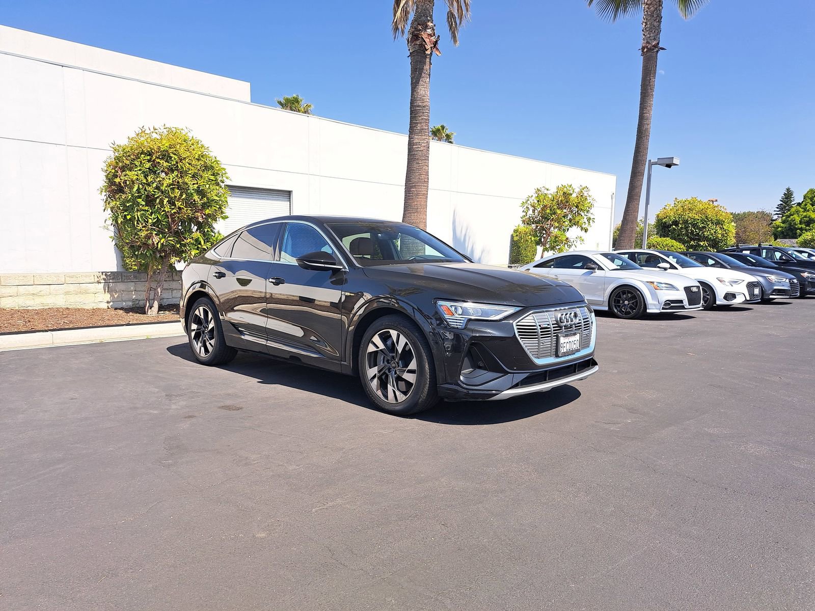 Used 2023 Audi e-tron Premium Plus w/ Premium Plus Package image 2