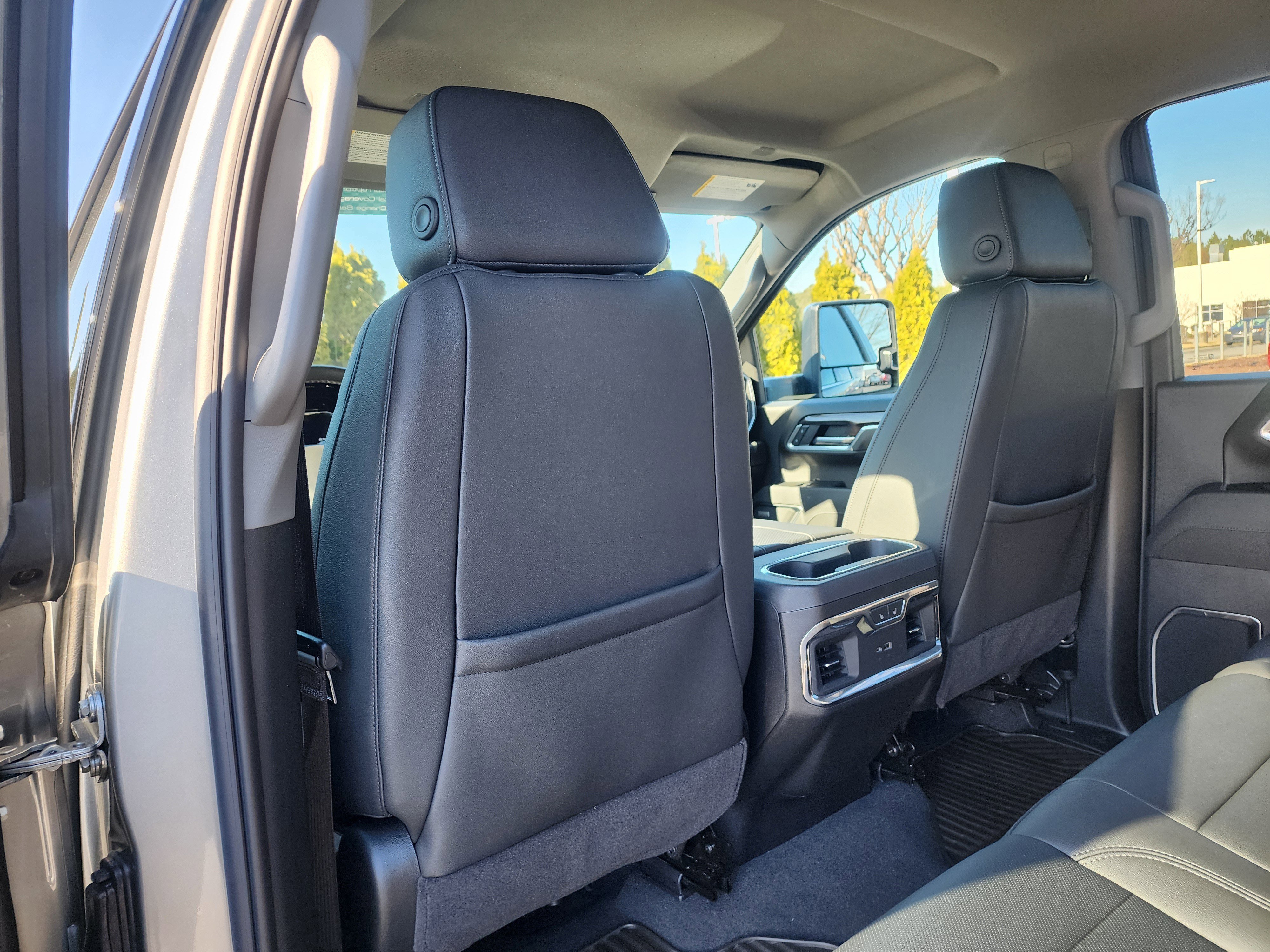 Used 2025 Chevrolet Silverado 2500 LTZ w/ LTZ Convenience Package image 8