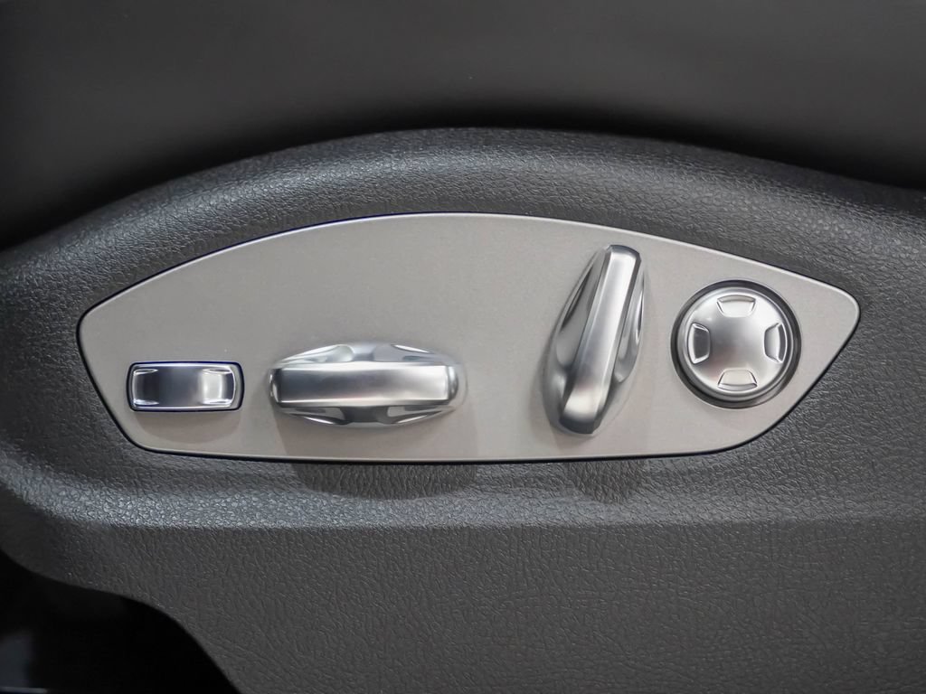 Certified 2026 Porsche Macan AWD/4WD image 24