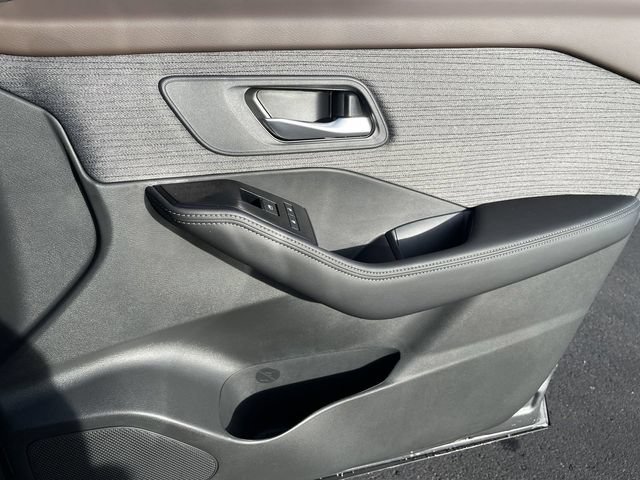 Used 2023 Nissan Rogue SV AWD/4WD image 14