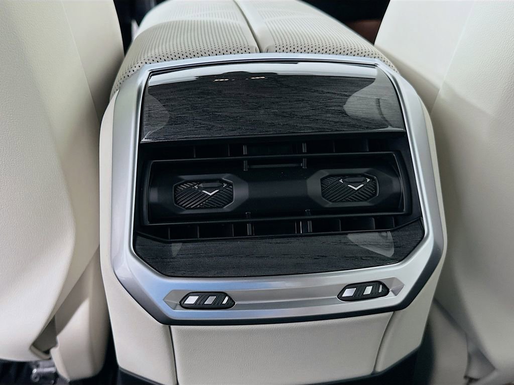 New 2026 BMW 750e xDrive image 18