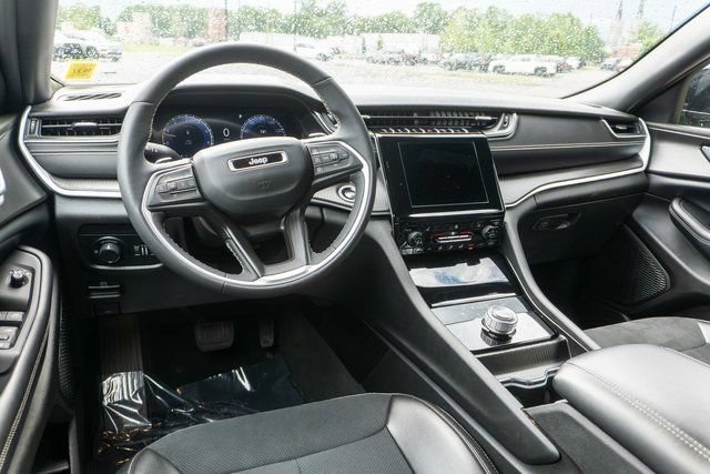 Used 2024 Jeep Grand Cherokee Altitude AWD/4WD image 14