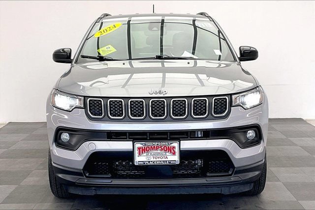 Used 2024 Jeep Compass Latitude w/ Altitude Special Edition AWD/4WD image 2