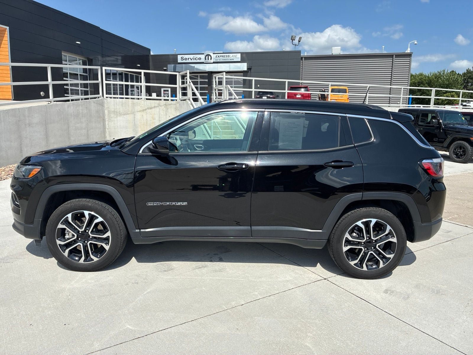 Used 2023 Jeep Compass Limited AWD/4WD image 2