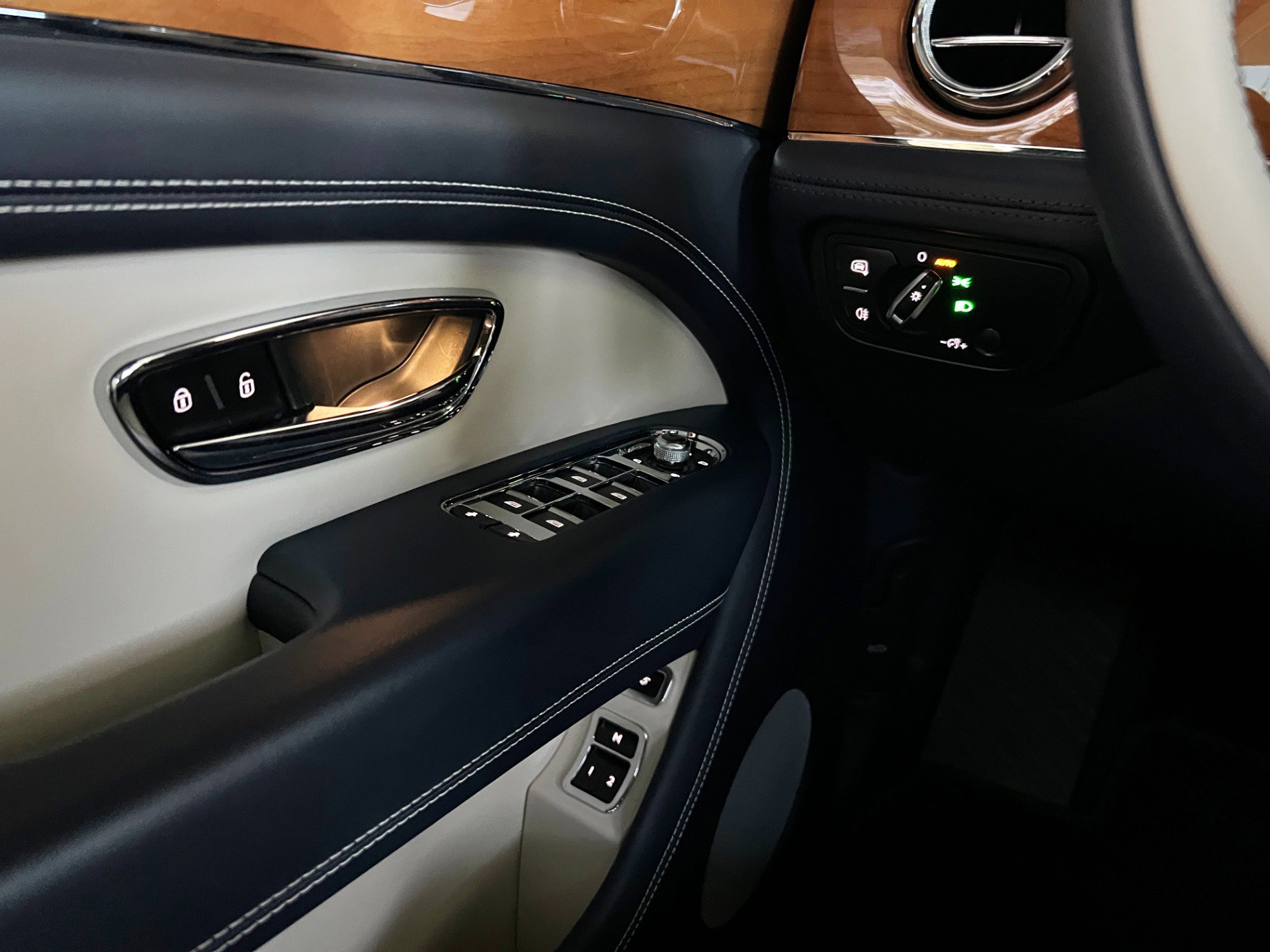 Used 2021 Bentley Bentayga image 42