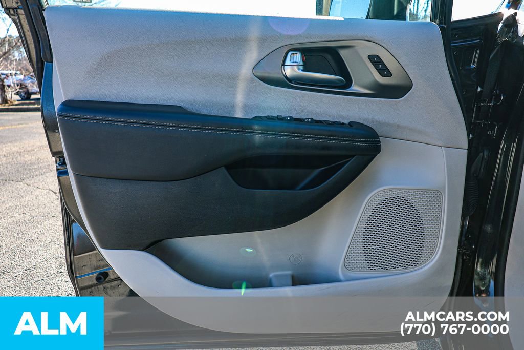 Used 2023 Chrysler Pacifica Touring-L image 50