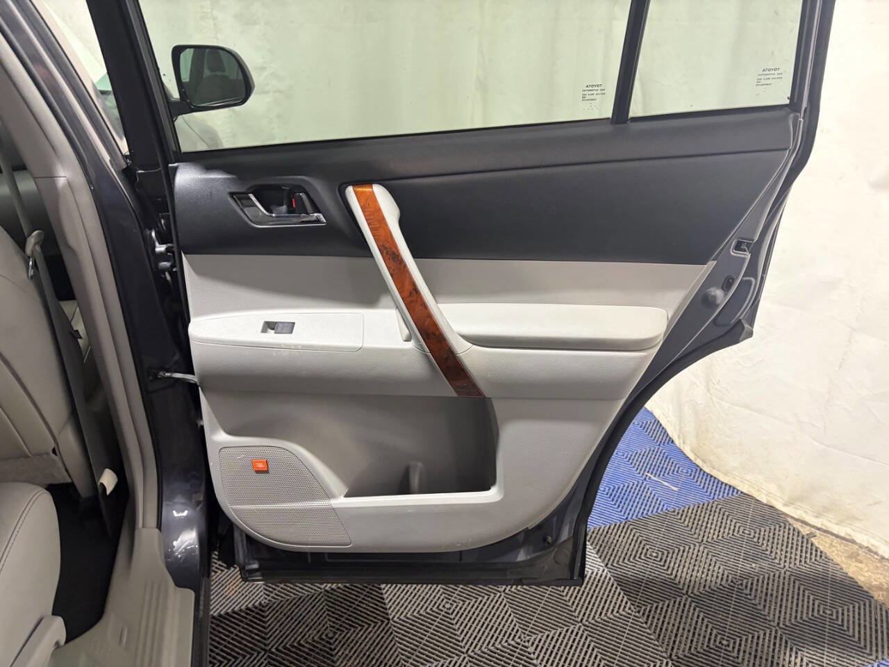 Used 2012 Toyota Highlander Limited w/ Tow Pkg image 10