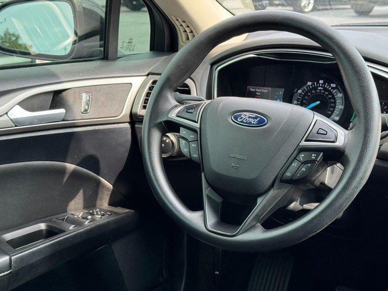Used 2020 Ford Fusion SE FWD image 12