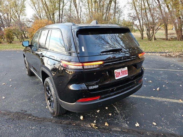 Used 2024 Jeep Grand Cherokee Altitude image 3