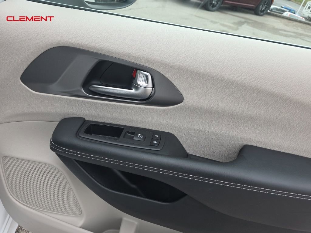 Used 2023 Chrysler Pacifica Touring-L image 24