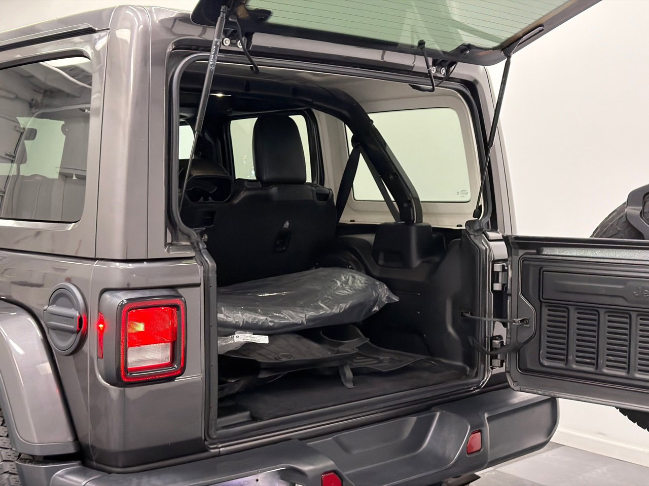 Used 2019 Jeep Wrangler Unlimited Sahara w/ Uconnect 4C Nav & Sound Group image 8