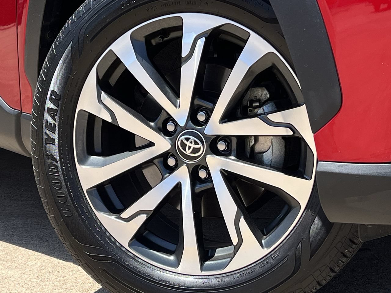 Used 2025 Toyota Corolla Cross XLE FWD image 27