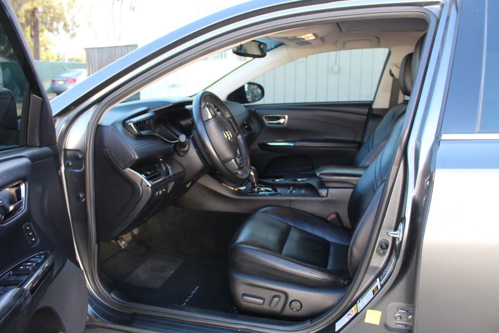 Used 2017 Toyota Avalon XLE Premium w/ Preferred Accessory Package FWD image 9