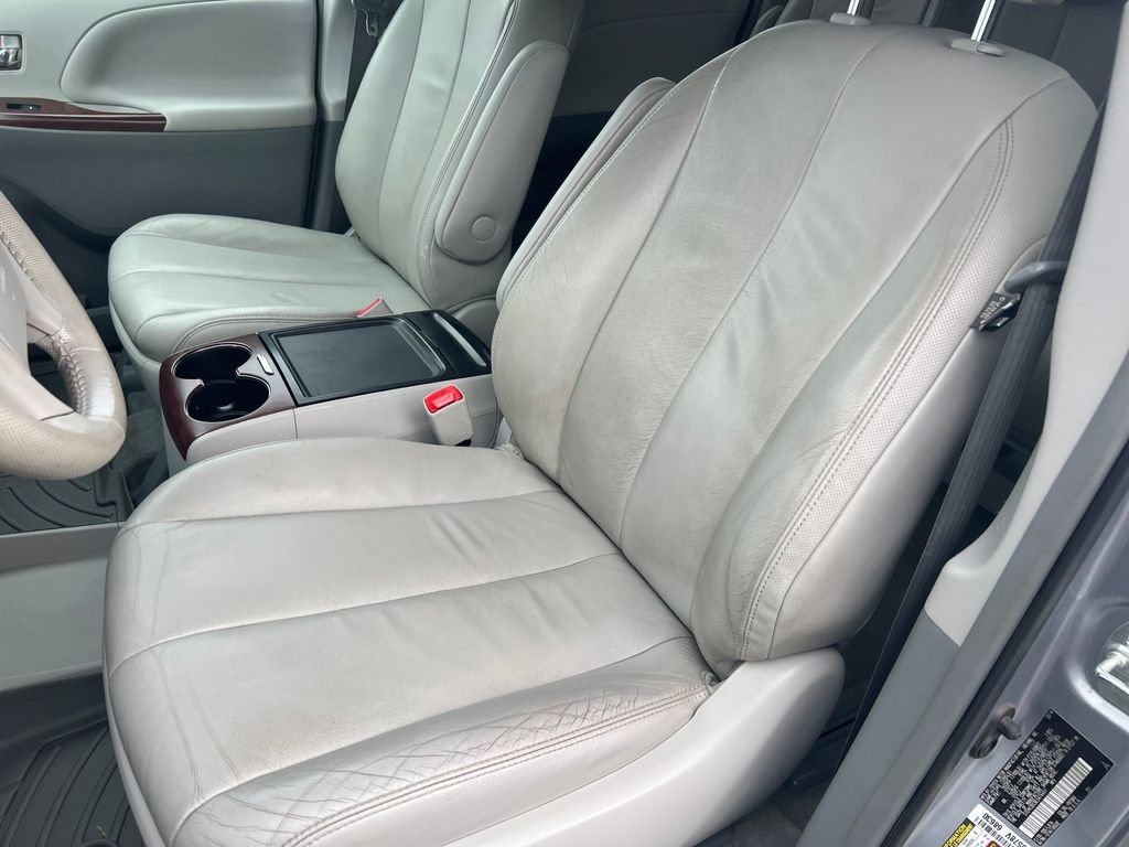 Used 2014 Toyota Sienna XLE FWD image 10