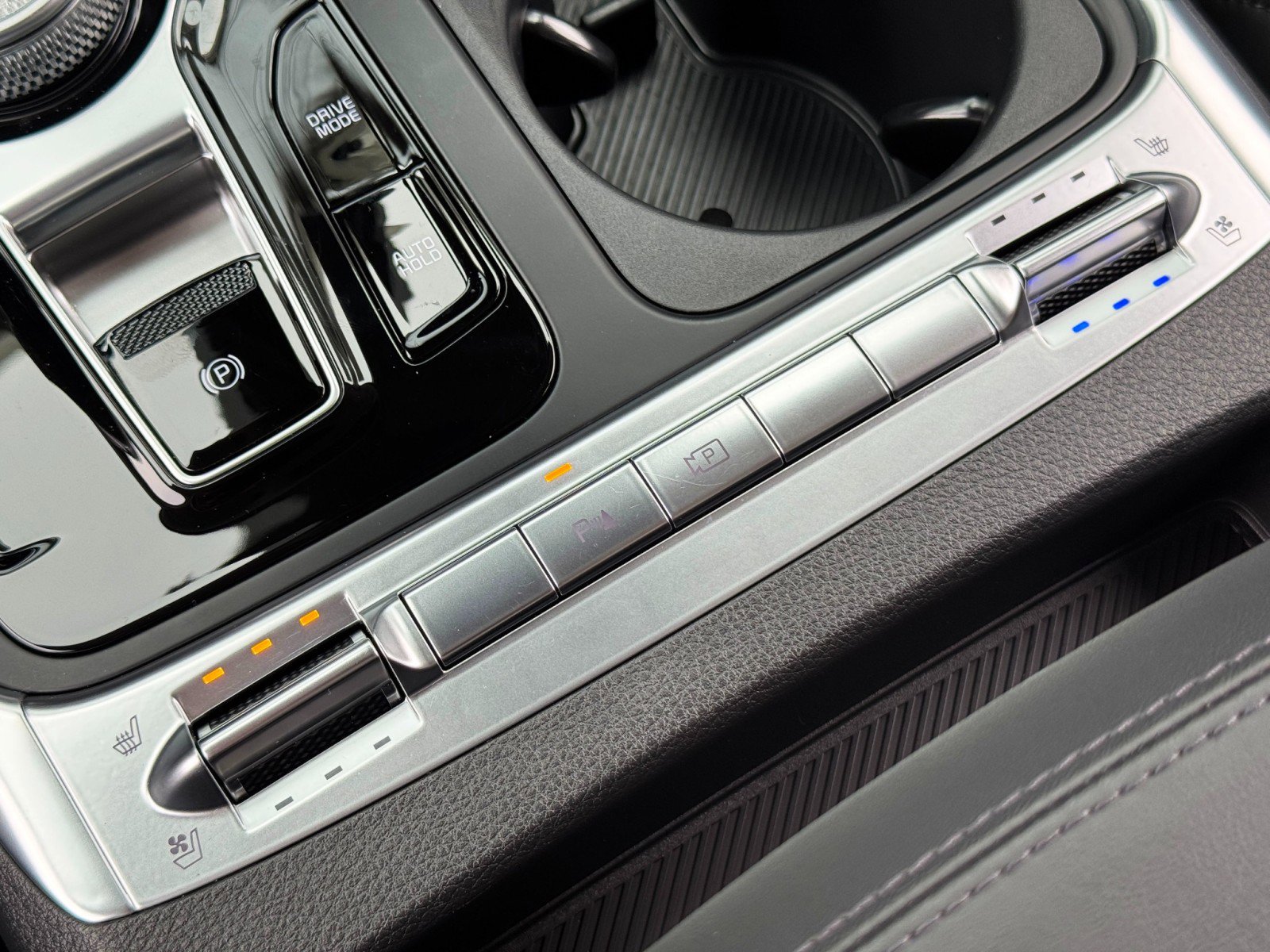 Used 2025 Kia Carnival SX w/ SX Dark Edition Package image 31