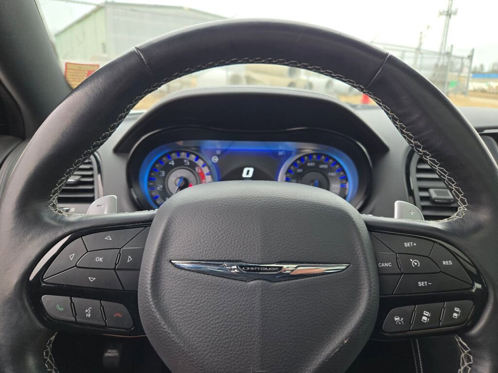 Used 2023 Chrysler 300 C image 30