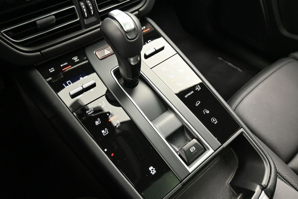 Certified 2026 Porsche Macan AWD/4WD image 21