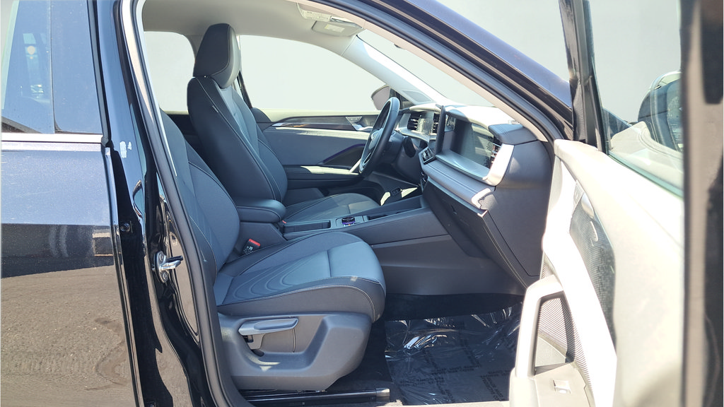 Used 2026 Volkswagen Tiguan SE AWD/4WD image 16