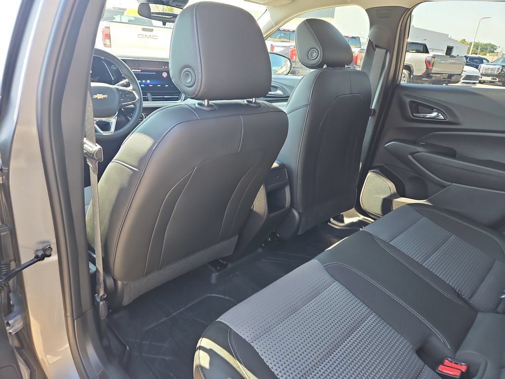 Used 2025 Chevrolet Trax LT w/ Driver Confidence Package FWD image 13