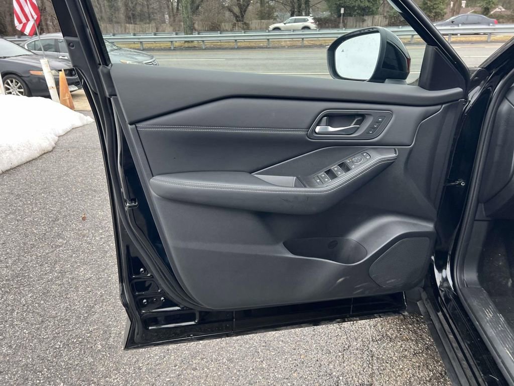 Used 2025 Nissan Rogue SL w/ SL Premium Package image 15