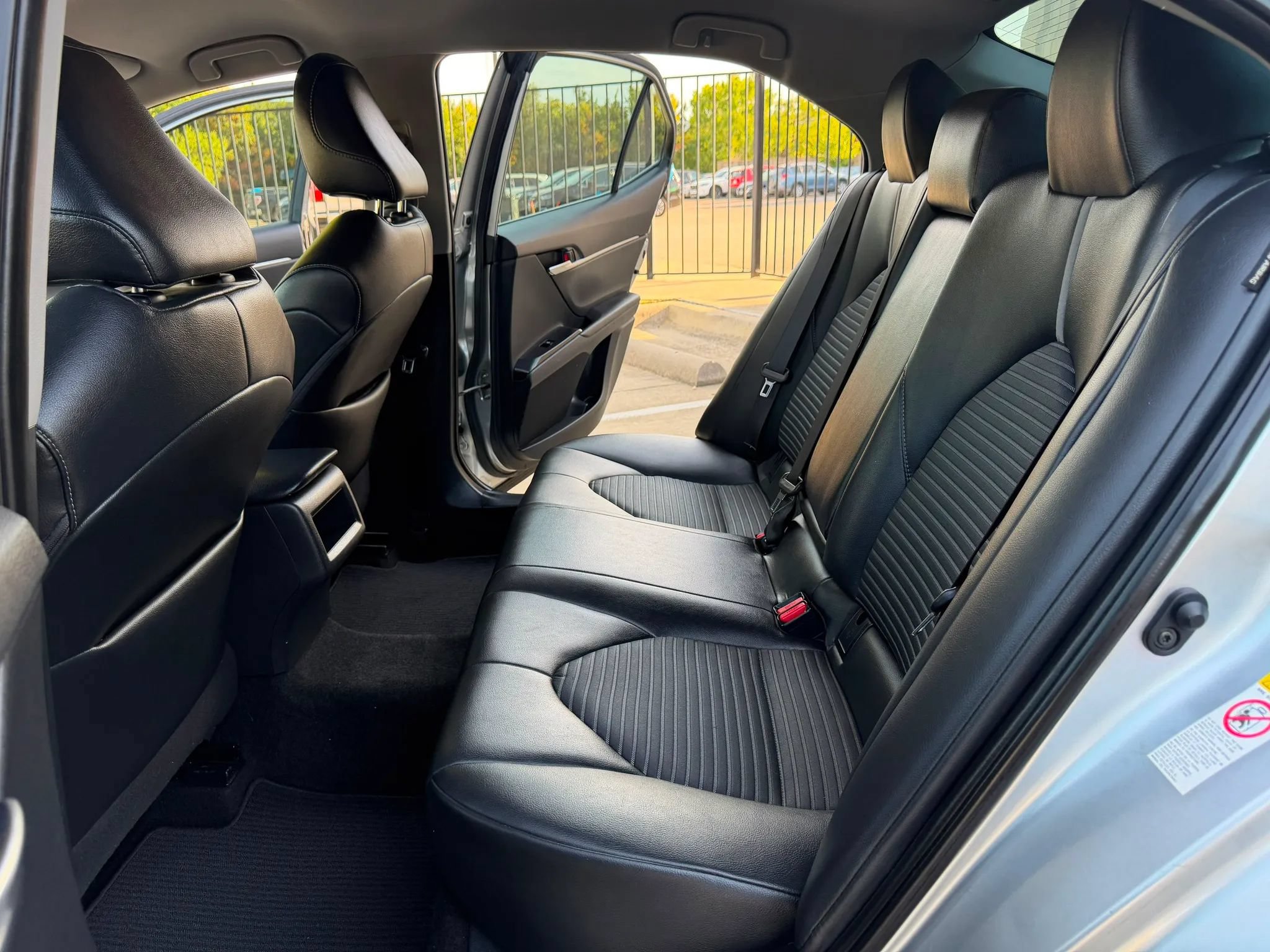 Used 2018 Toyota Camry SE FWD image 18