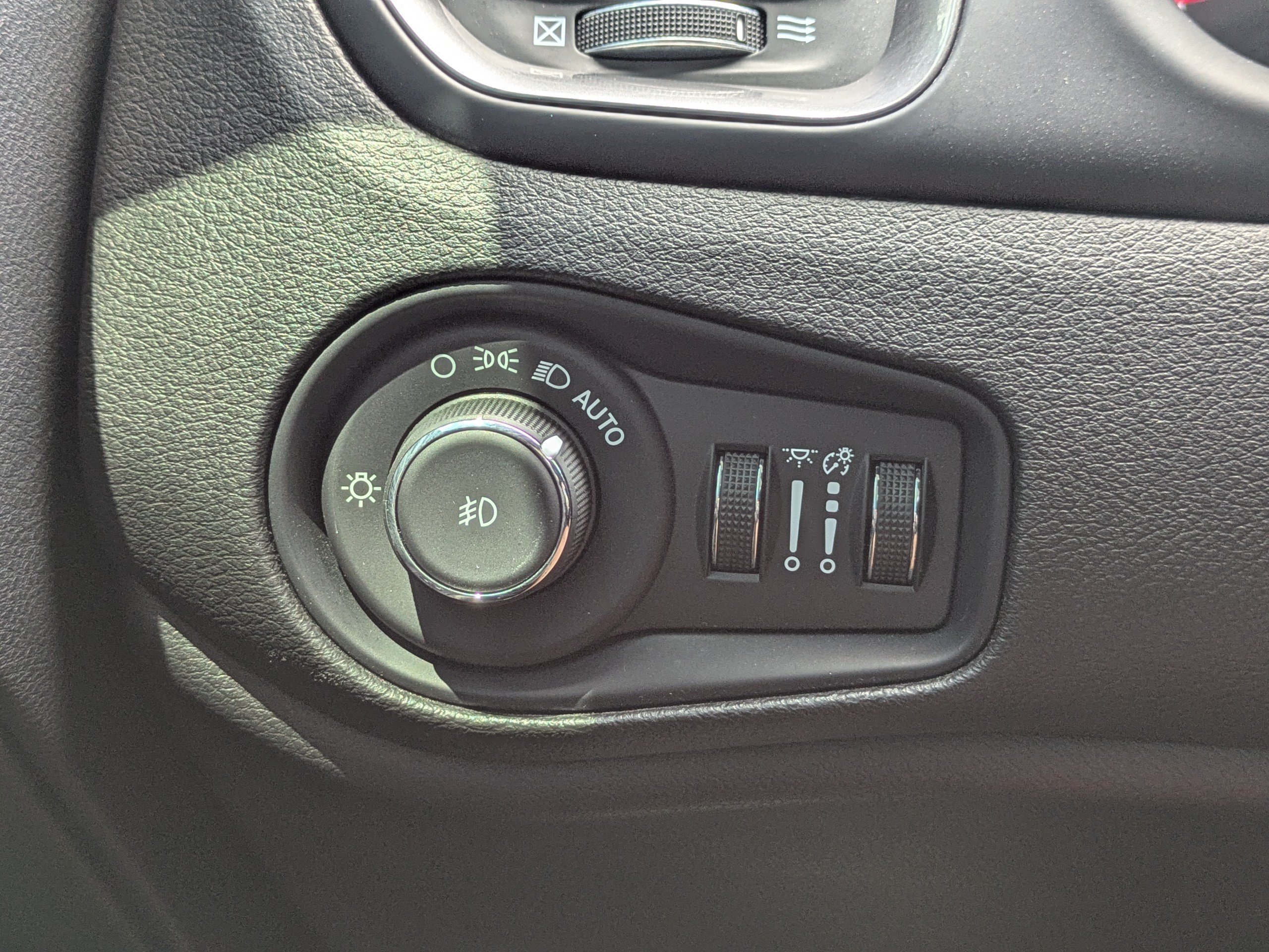 Used 2022 Jeep Renegade Latitude AWD/4WD image 25