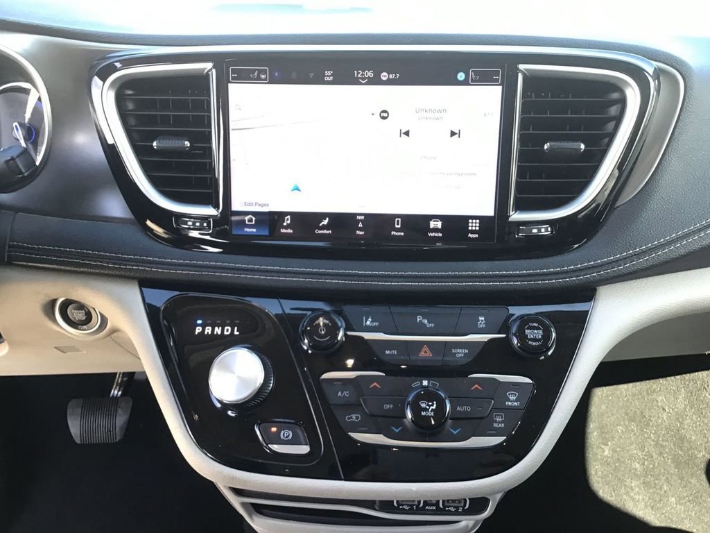 Used 2024 Chrysler Pacifica Select image 14