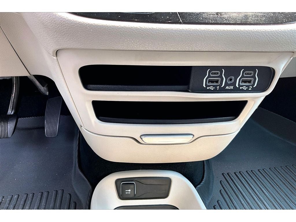 Used 2024 Chrysler Pacifica Touring-L FWD image 26