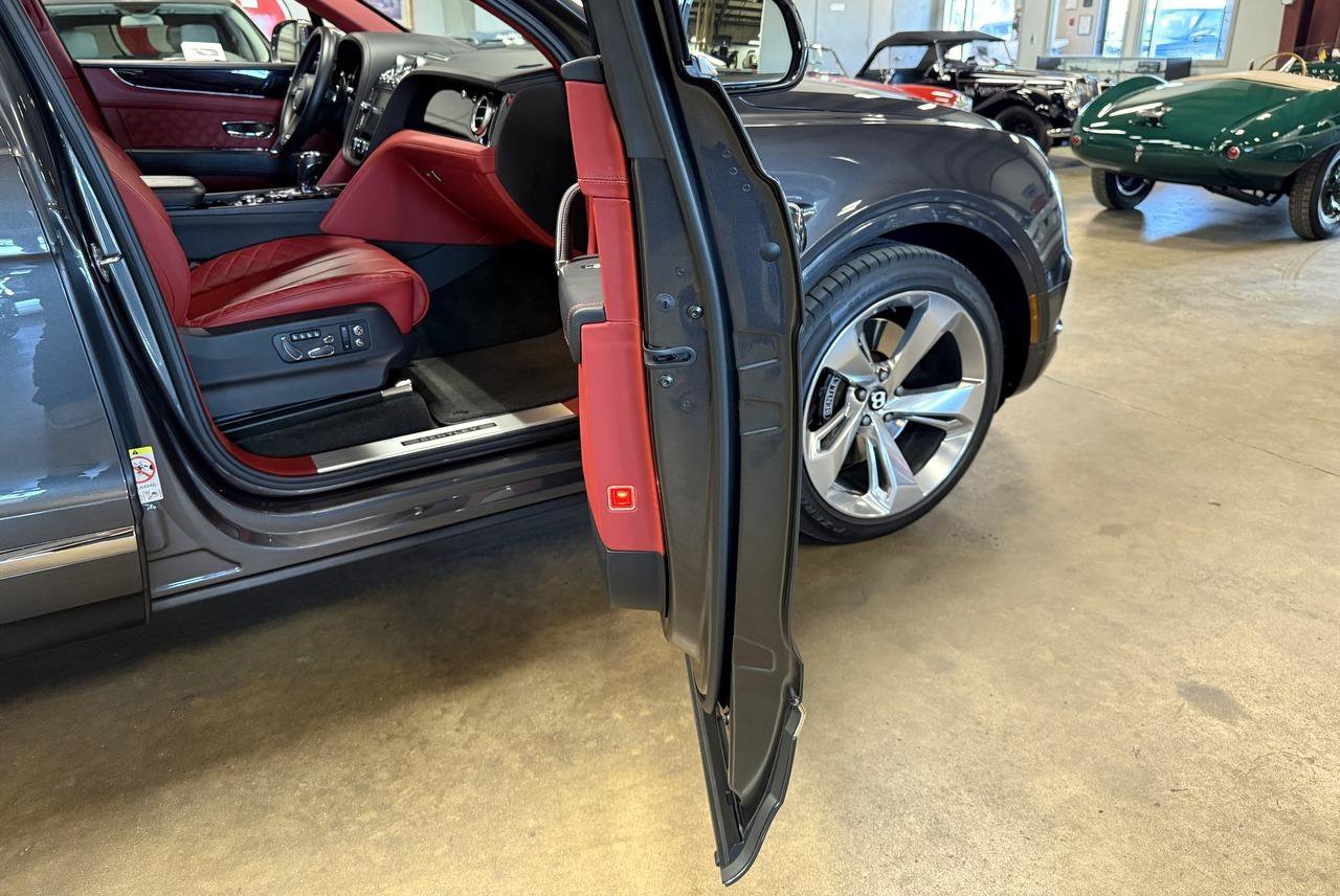 Used 2018 Bentley Bentayga image 74