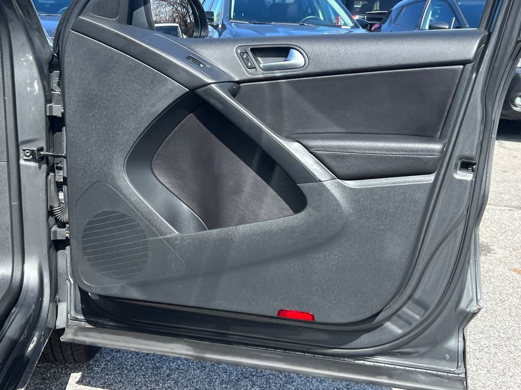 Used 2016 Volkswagen Tiguan S image 12