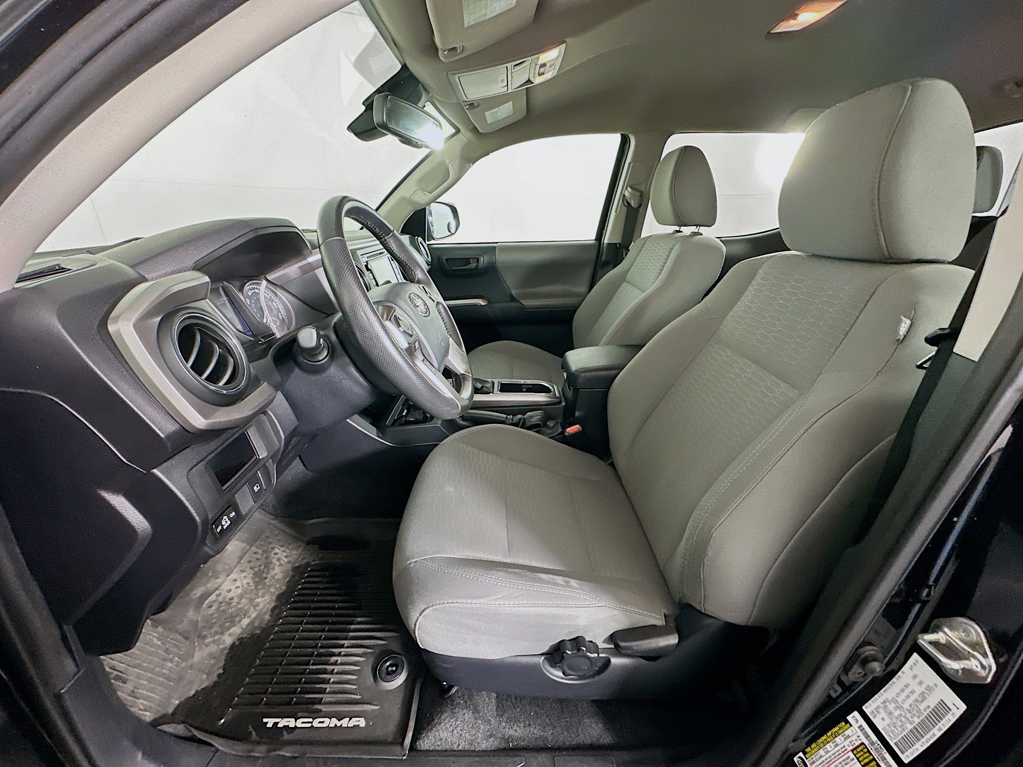 Used 2018 Toyota Tacoma SR5 RWD image 13