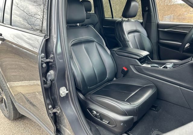 Used 2024 Jeep Grand Cherokee Limited w/ Black Appearance Package image 16