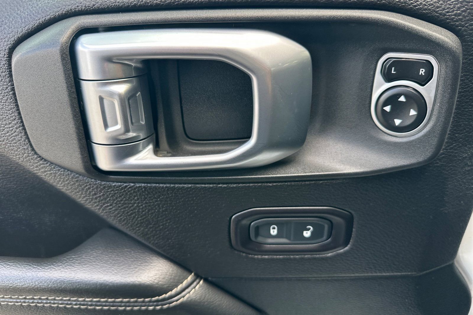 Used 2020 Jeep Gladiator Overland AWD/4WD image 10