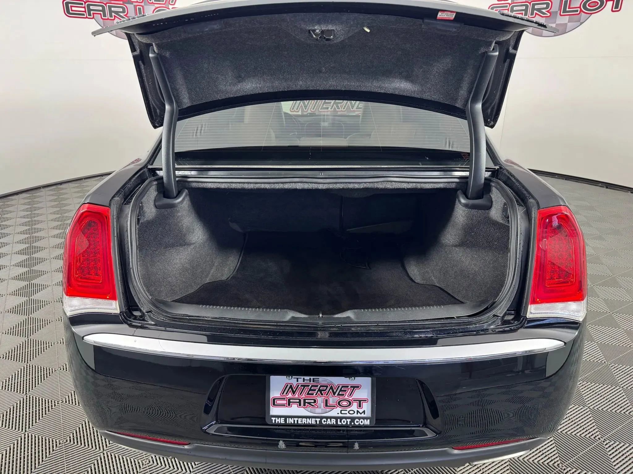 Used 2018 Chrysler 300 Limited image 28