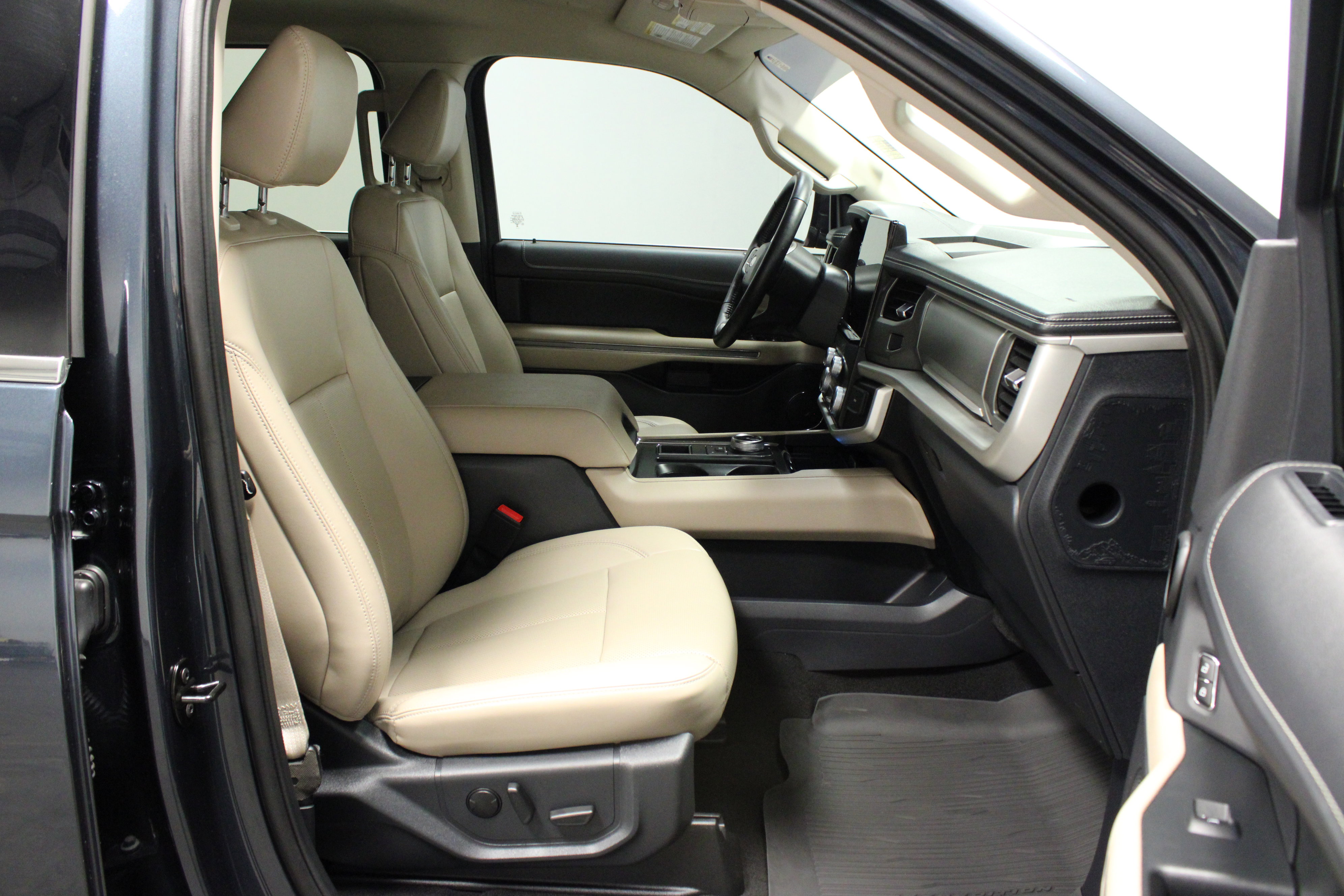 Used 2024 Ford Expedition XLT image 15