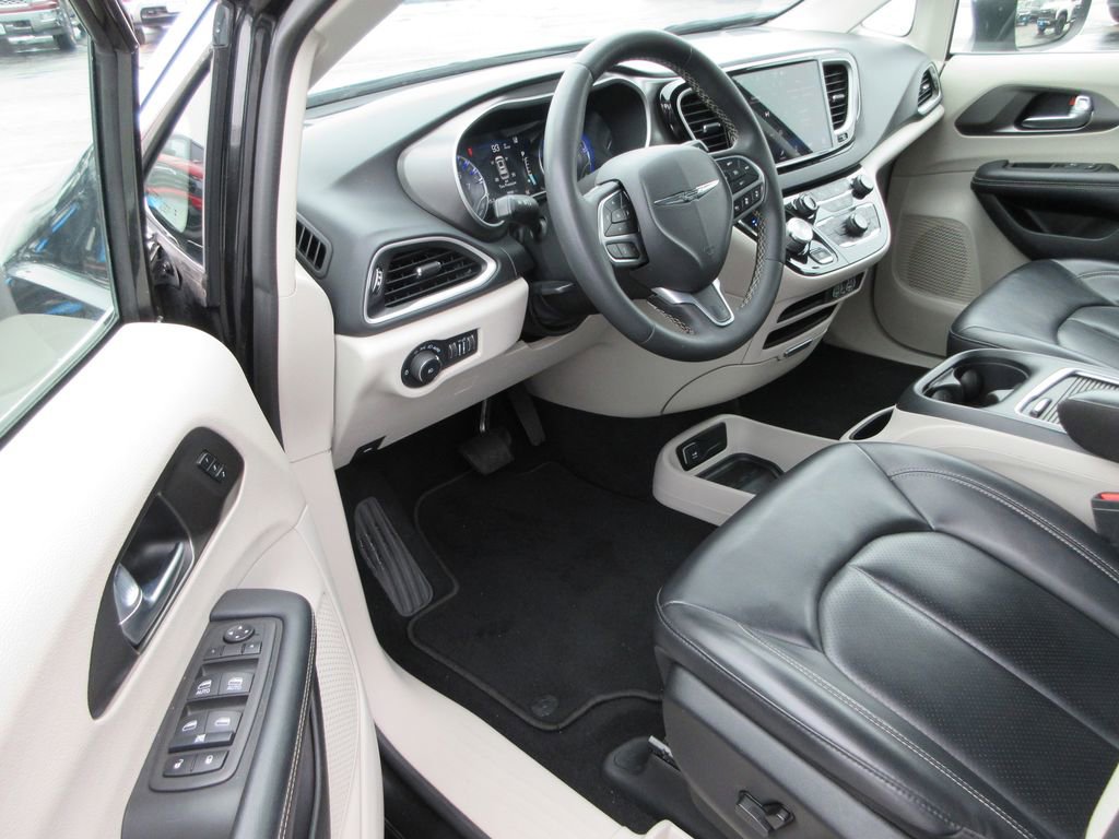 Used 2023 Chrysler Pacifica Touring-L image 12