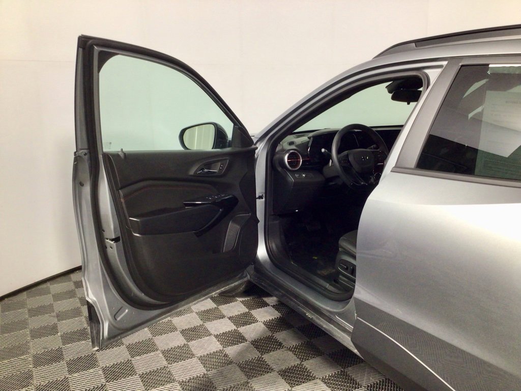 Used 2025 Chevrolet Trax RS image 13