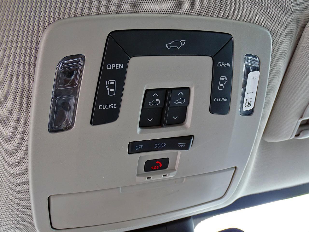 Used 2024 Toyota Sienna XLE FWD image 38
