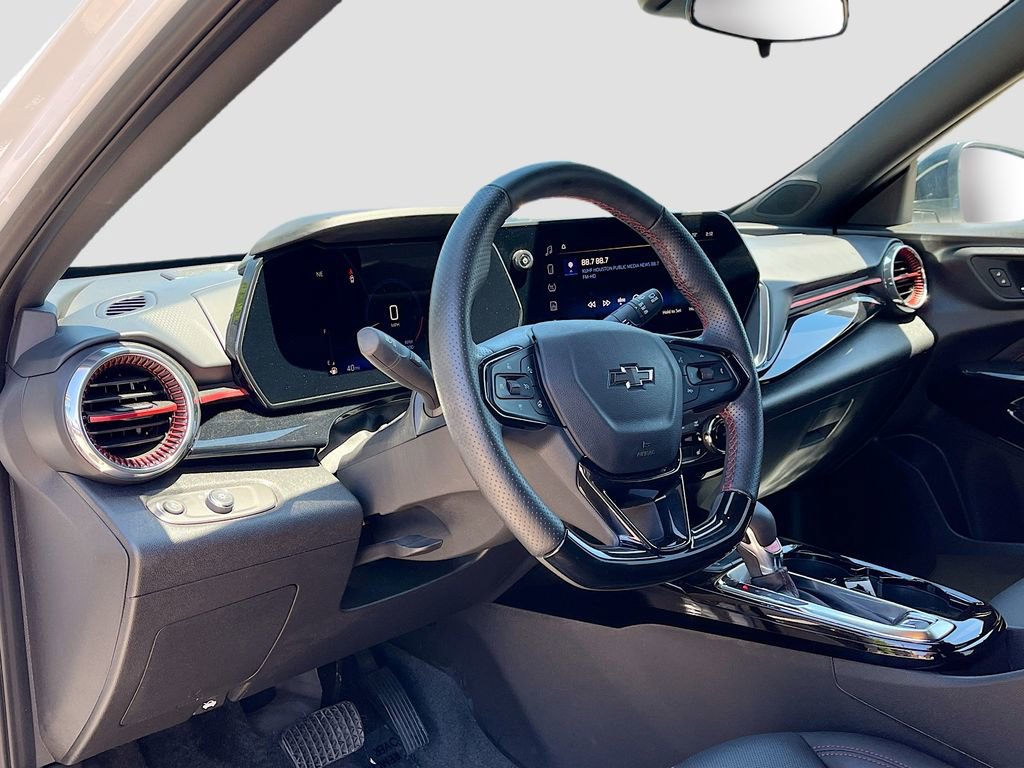 Used 2025 Chevrolet Trax RS w/ Sunroof Package image 9