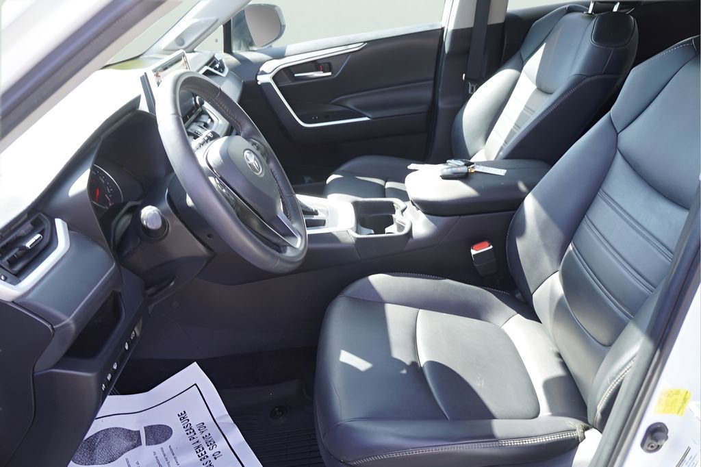 Used 2021 Toyota RAV4 XLE Premium image 17