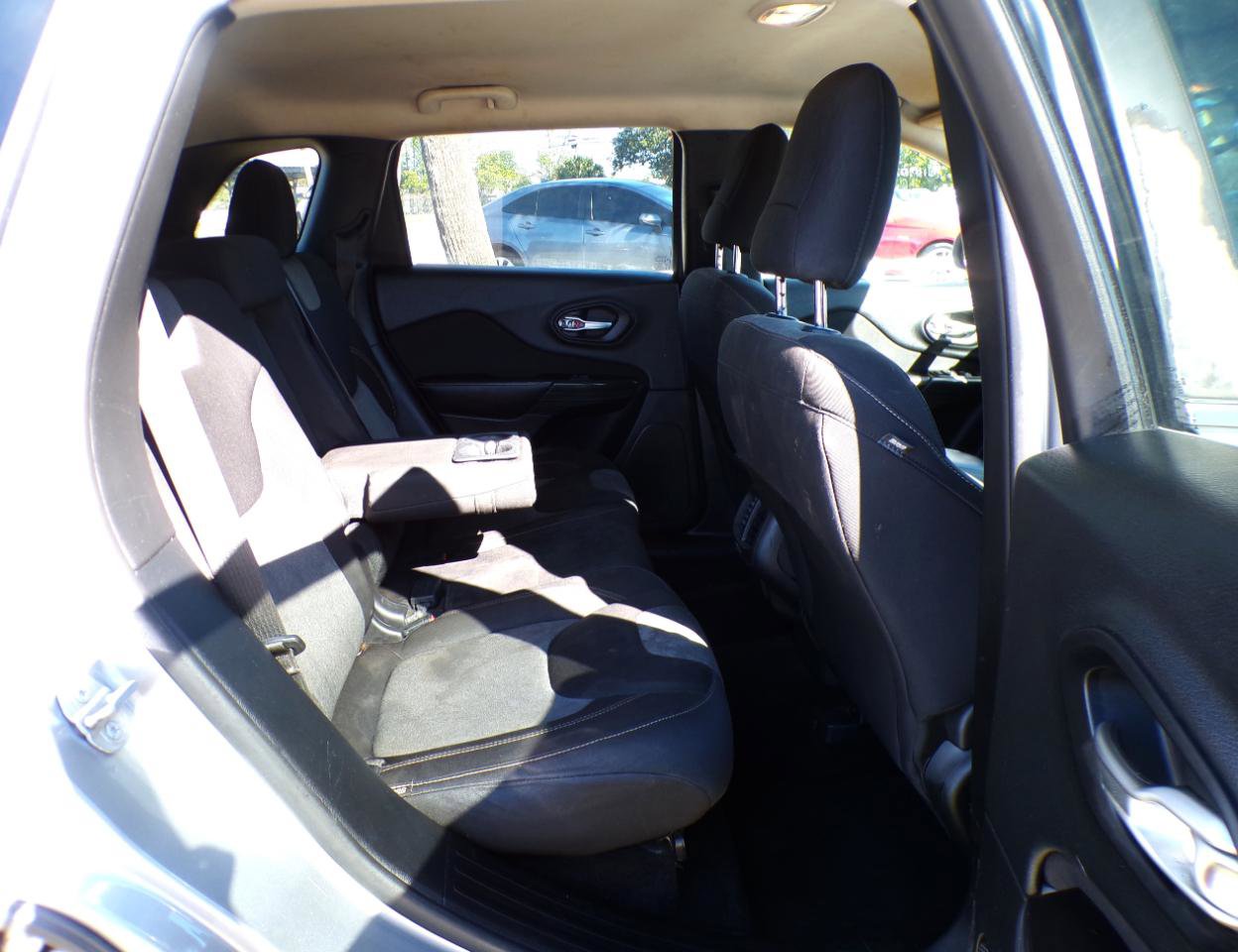 Used 2014 Jeep Cherokee Latitude w/ Comfort/Convenience Group image 25