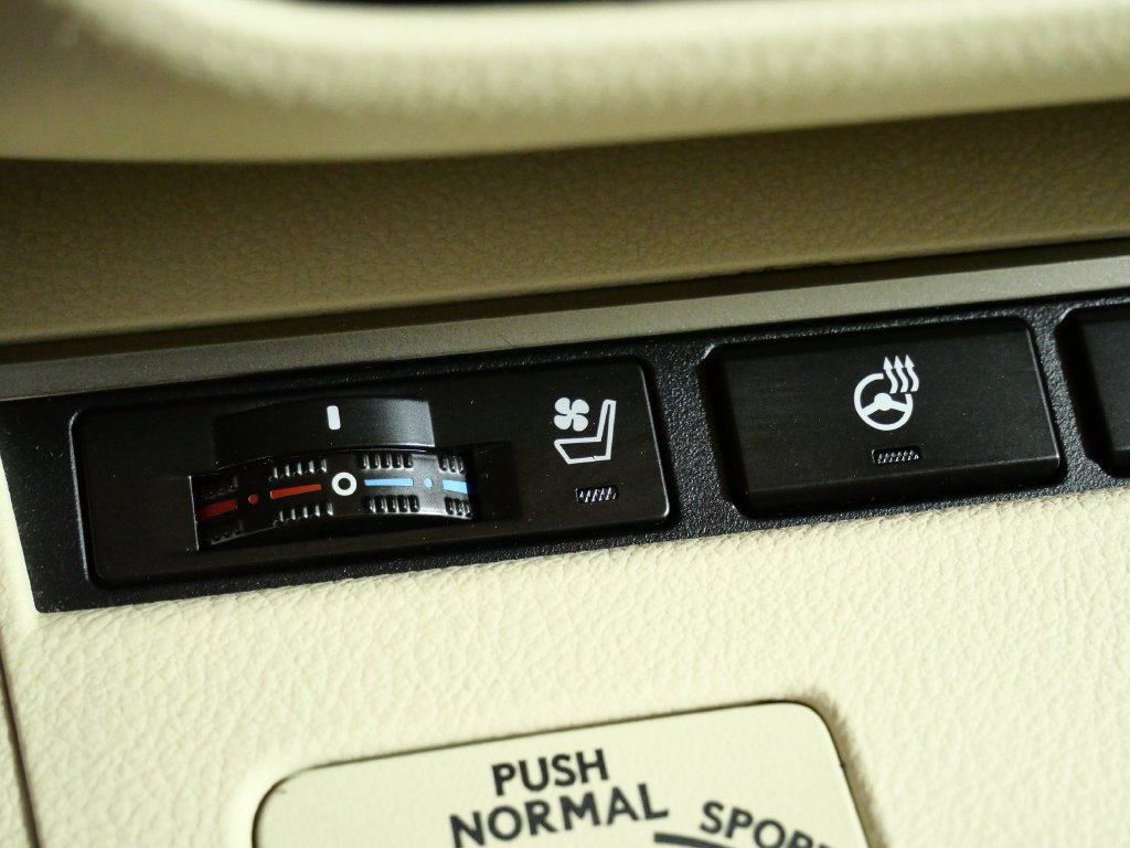 Used 2013 Lexus ES 300h w/ Luxury Pkg FWD image 24